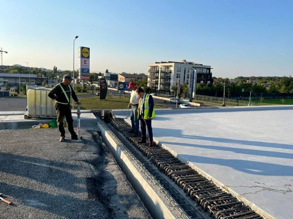 Muncitorii lucrează în ture pentru a putea termina Pasajul Mogoșoaia până la 1 octombrieFotografii: Facebook/Irinel Ionel Scrioșteanu