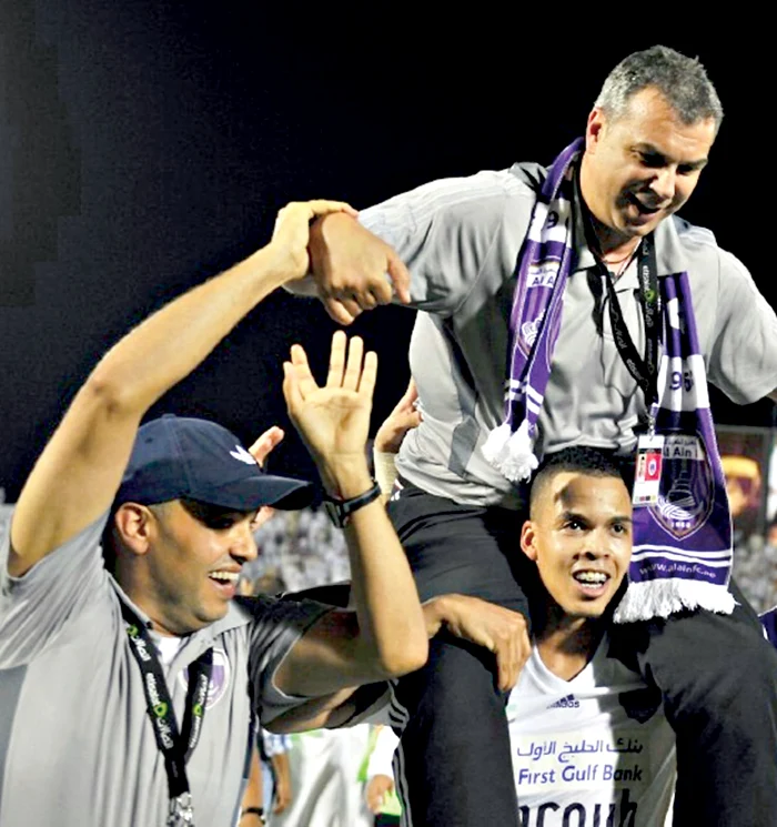 
    Olăroiu este purtat  pe braţe de elevii săi  după ce a luat  campionatul cu Al Ain  