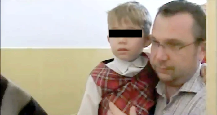 Imediat după incident, băieţelul a fost luat acasă de tatăl său
