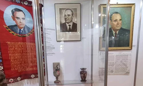 Expoziția „Între Gheorghe Gheorghiu-Dej și Nicolae Ceaușescu. Portretul comunist în colecțiile Muzeului Municipiului București”  