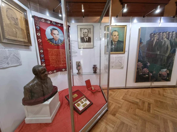 Expoziția „Între Gheorghe Gheorghiu-Dej și Nicolae Ceaușescu. Portretul comunist în colecțiile Muzeului Municipiului București”  