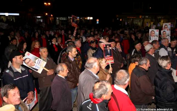 Sute de oameni au participat la cele două mitinguri din Hunedoara. FOTO: Daniel Guţă. ADEVĂRUL.