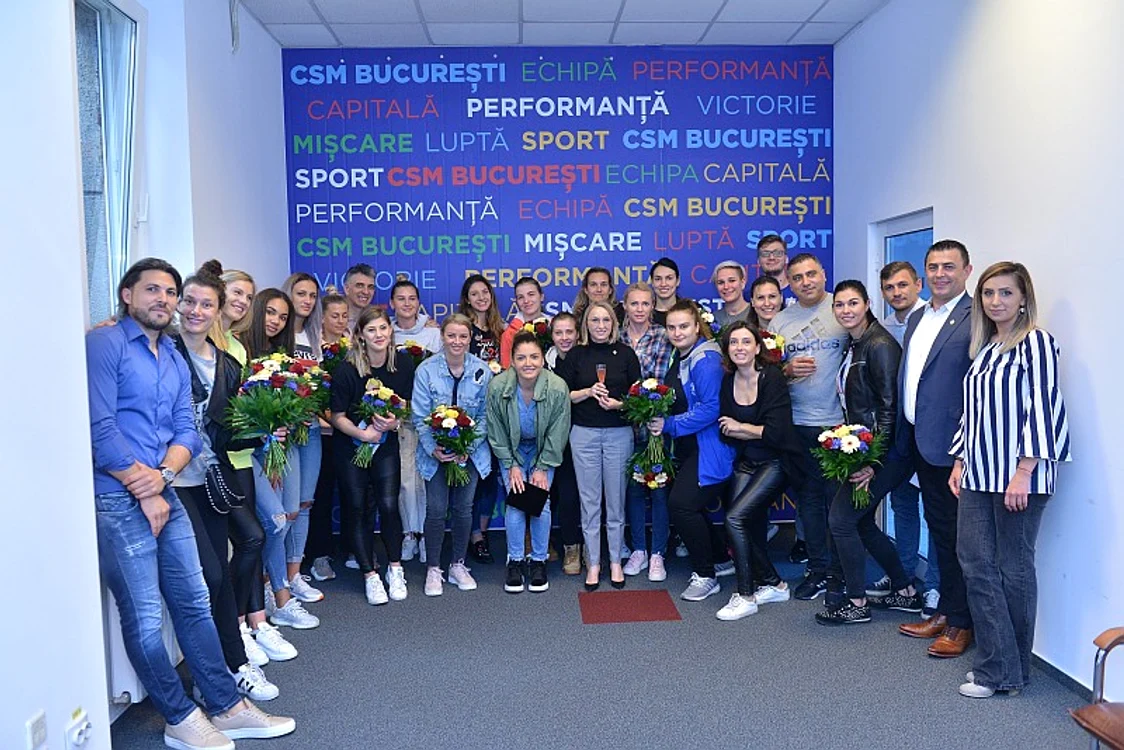 
    Oana Manea a fost sărbătorită la CSM BucureștiFoto: CSMB  