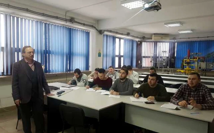 Florin Popescu alături de studenţii săi Foto: arhiva personală