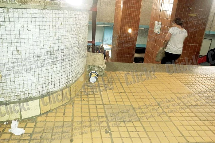 Aviatorilor: Scaunele şi  pardoseala sunt  pline de gunoaie (Fotografii: Click!)