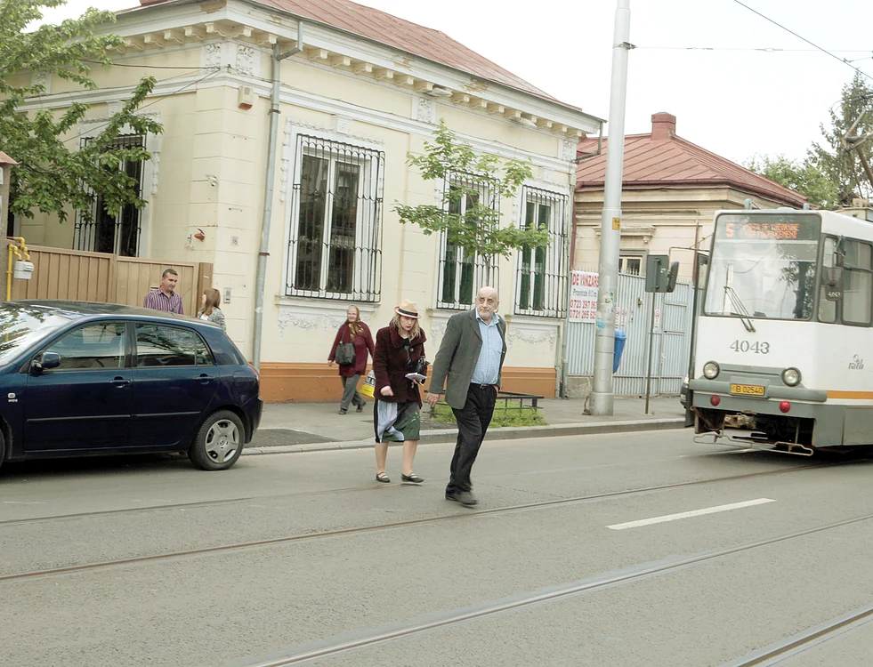 
    Vila, care are 8 camere, se află de fapt pe strada Tunari. Familia Lis cere acum 350.000 de euro, negociabil  