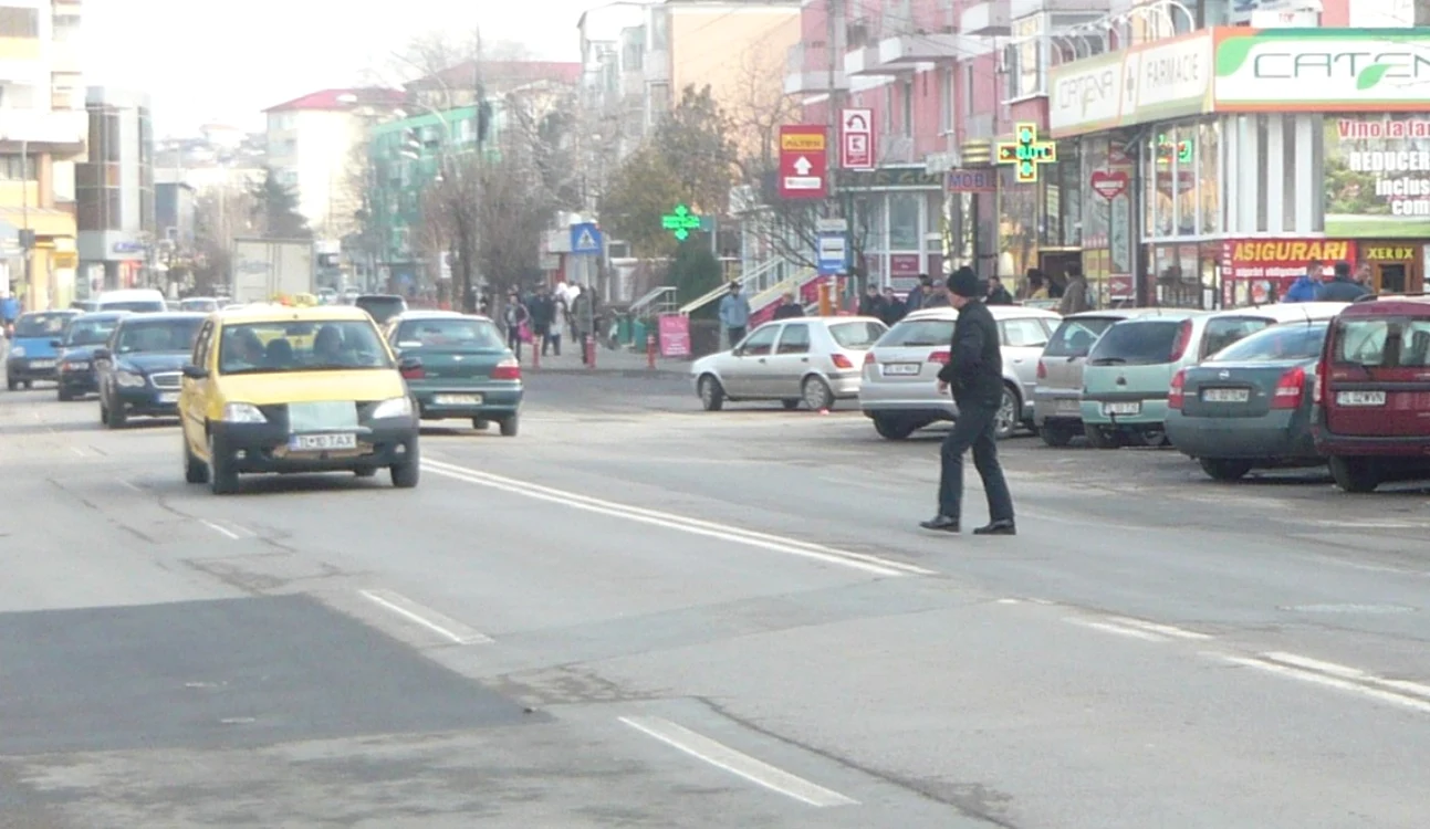 Traversează neregulamentar şi îşi riscă viaţa FOTO Arhivă Adevărul