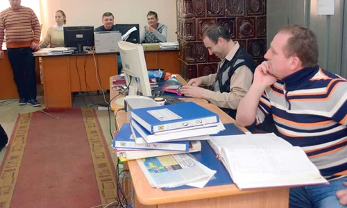 În biroul primarului a  mai rămas şi acum gresia  de pe vremea când  încăperea era toaletă jpeg