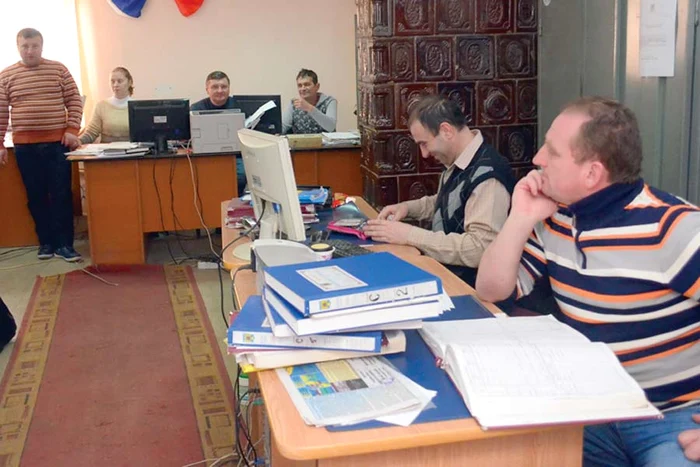 În biroul primarului a mai rămas şi acum gresia de pe vremea când încăperea era toaletă