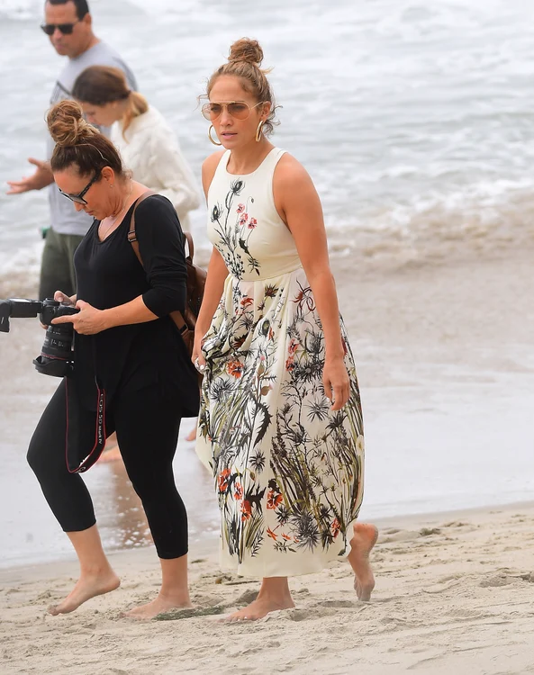 Jennifer Lopez a purtat o rochie înflorată