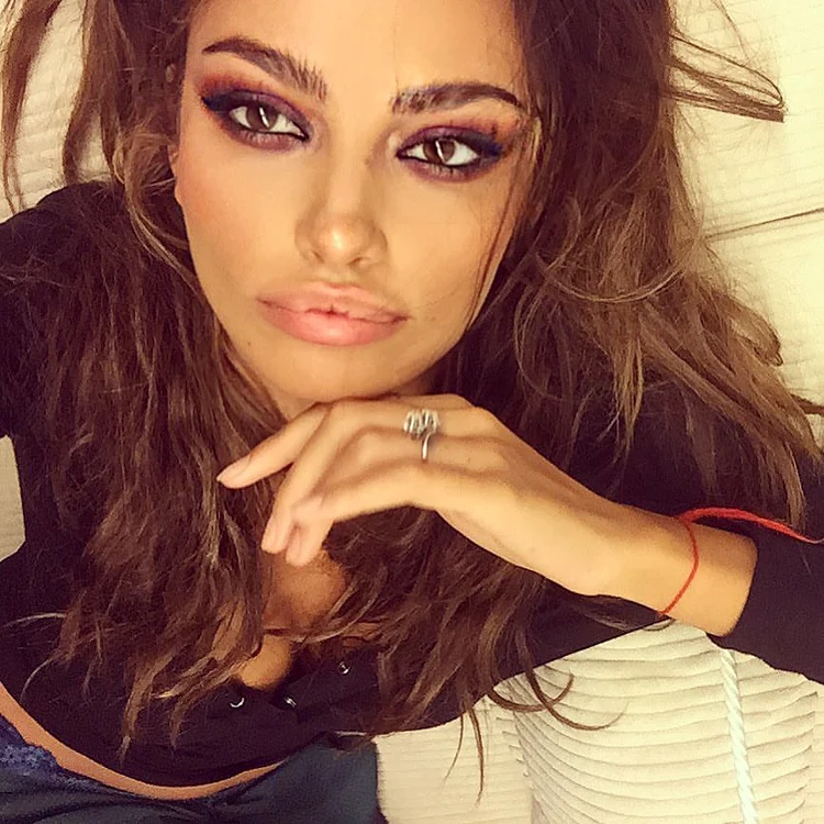 Mădălina Ghenea și fotografia buclucașă