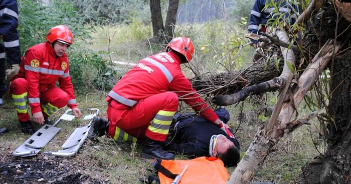 Pompierii au făcut o simulare în privinţa stingerii incendiilor şi a primului ajutor