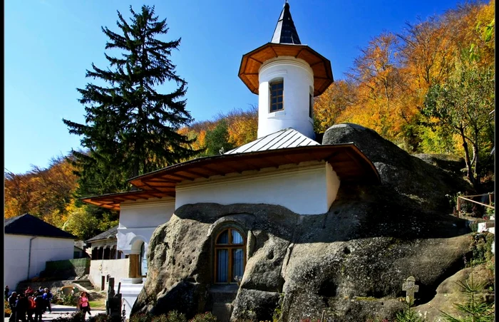 Biserica
Mânăstirii Nămăieşti, dăltuită în stânca muntelui, este considerată monument istoric - Foto CJ Argeş