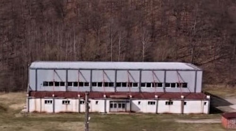 Sală de sport construită de Guvern, abandonată pentru că se află în afara localității. Primăria, obligată să plătească chirie pe teren VIDEO