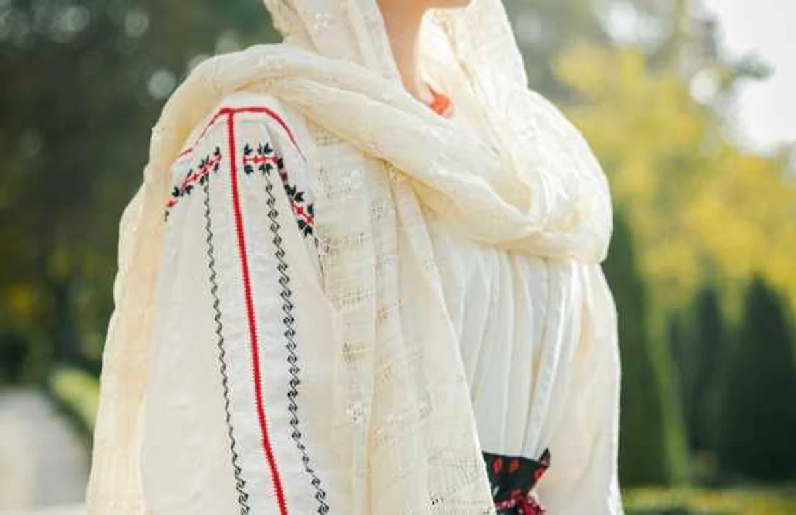 Cătălina Ponor în costum popular românesc din Oltina Dobrogea Sursa Facebook Etnotique