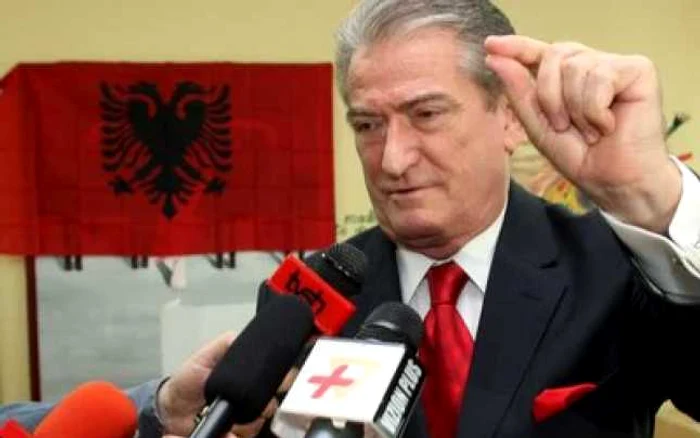 Premierul albanez Sali Berisha îşi prezintă noul guvern