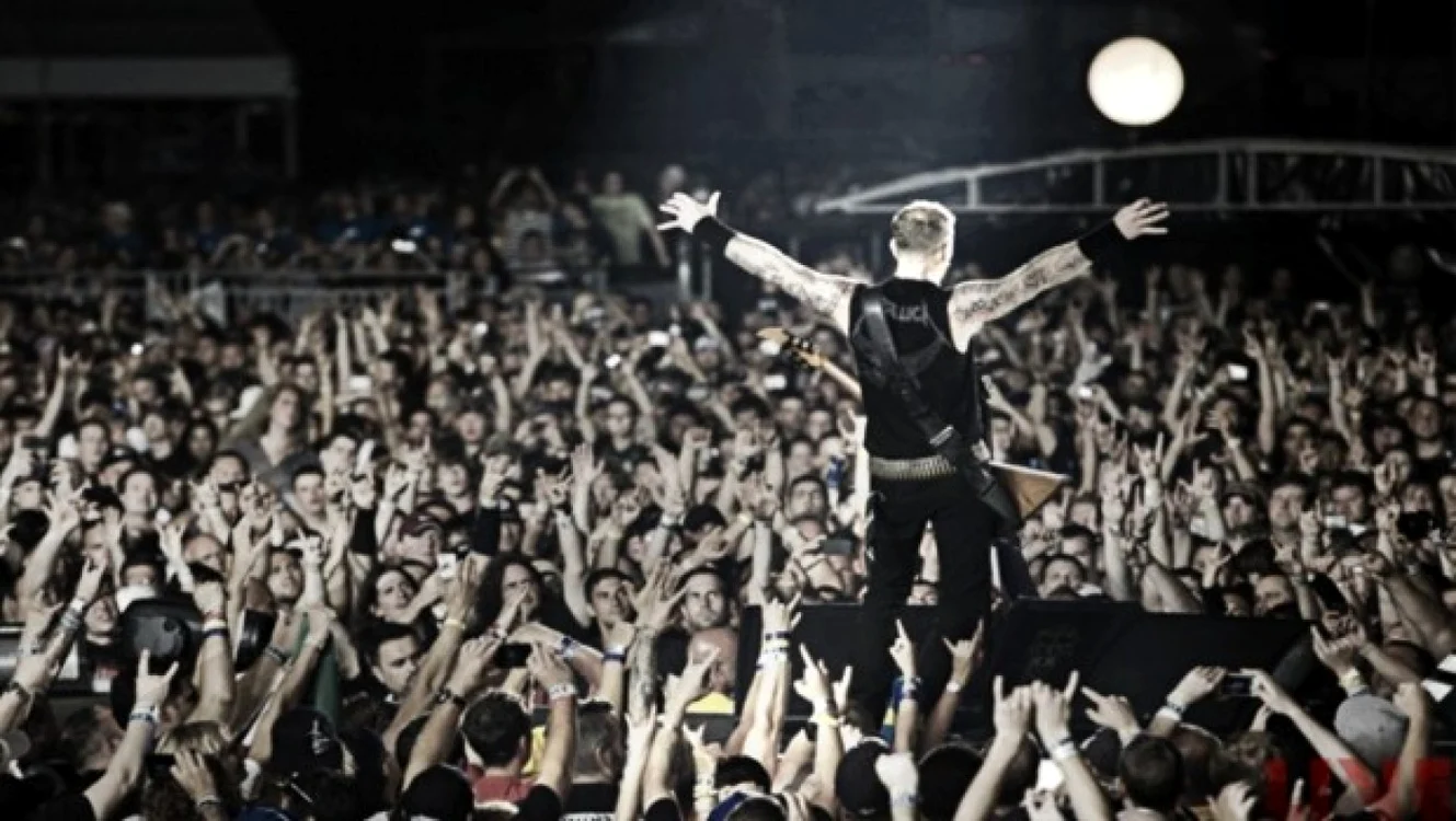 Milioane de tineri în întreaga lume sunt pasionaţi de muzica rock şi de concertele live FOTO musiclipse.com
