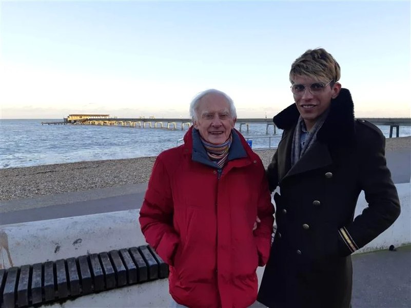 Florinel de la Vișina, românul care a fost căsătorit cu un vicar britanic, duce o viață de lux cu averea moștenită. „Da, sunt logodit”
