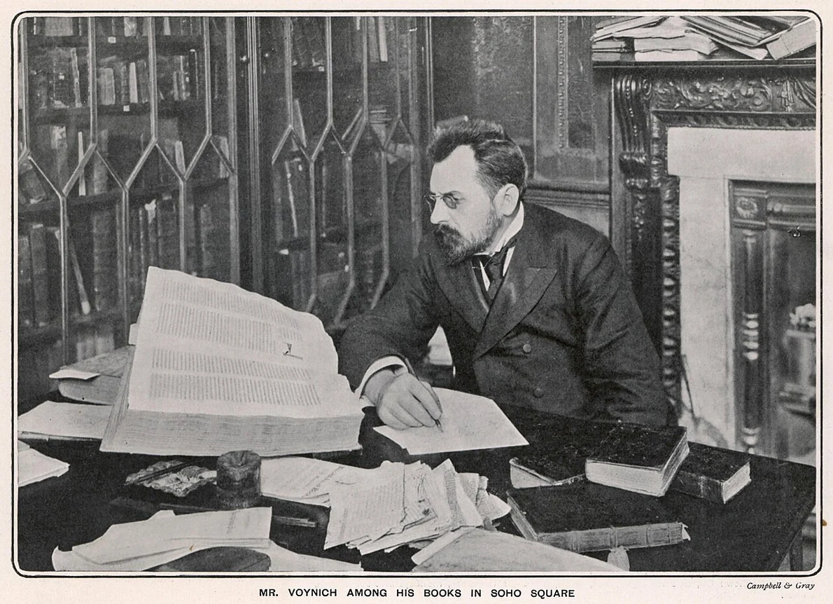 Colecționarul Wilfrid Voynich (Michał Habdank-Wojnicz, pe numele lui real), printre cărțile sale (© Wikimedia Commons)