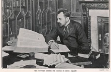 Colecționarul Wilfrid Voynich (Michał Habdank-Wojnicz, pe numele lui real), printre cărțile sale (© Wikimedia Commons)
