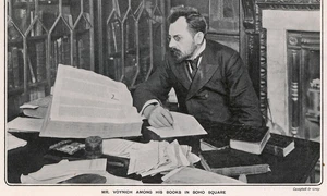 Colecționarul Wilfrid Voynich (Michał Habdank-Wojnicz, pe numele lui real), printre cărțile sale (© Wikimedia Commons)