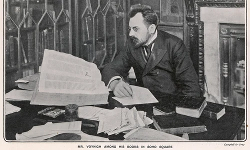 Colecționarul Wilfrid Voynich (Michał Habdank-Wojnicz, pe numele lui real), printre cărțile sale (© Wikimedia Commons)