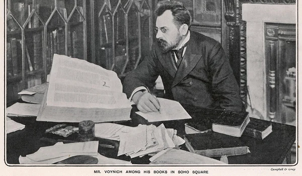 Colecționarul Wilfrid Voynich (Michał Habdank-Wojnicz, pe numele lui real), printre cărțile sale (© Wikimedia Commons)