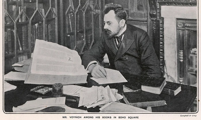 Colecționarul Wilfrid Voynich (Michał Habdank-Wojnicz, pe numele lui real), printre cărțile sale (© Wikimedia Commons)