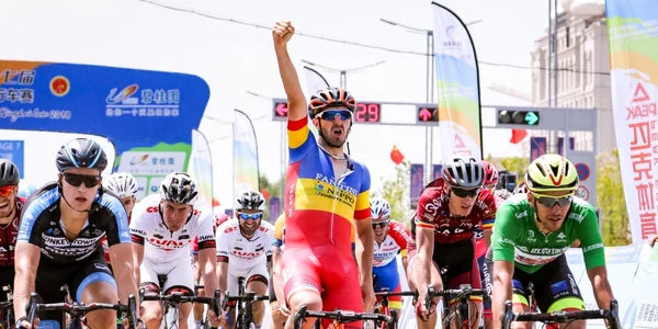 Eduard Grosu în fruntea unui pluton de ciclişti FOTO Eurosport