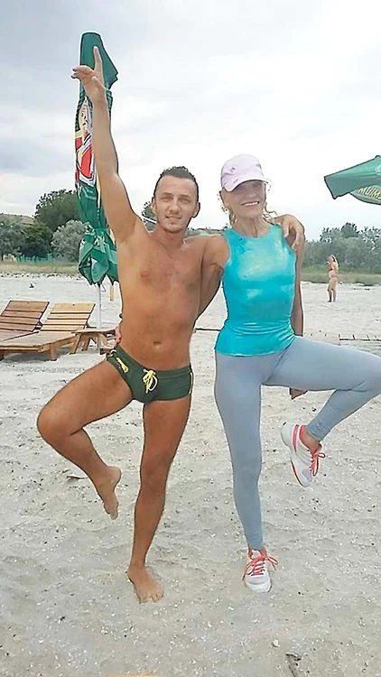 Mihai s-a străduit, fără mare  succes, să  o imite pe Luminiţa,  care la 62 de ani e flexibilă