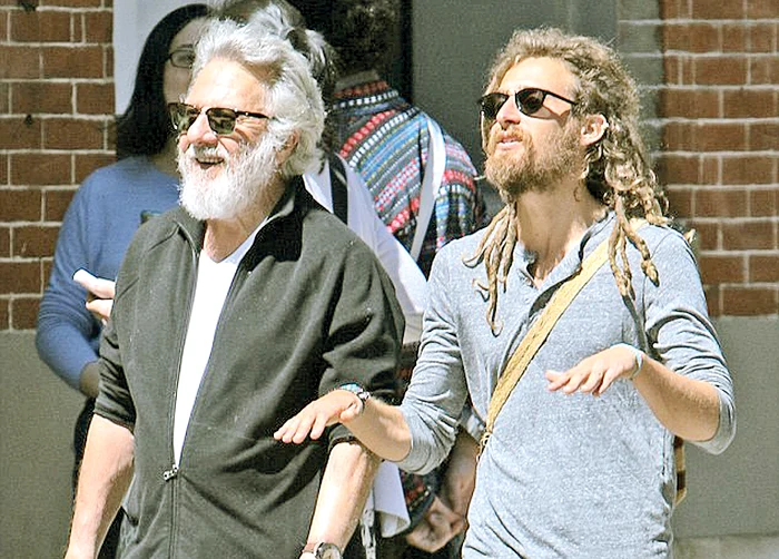 Maxwell este leit  tatăl lui, Dustin