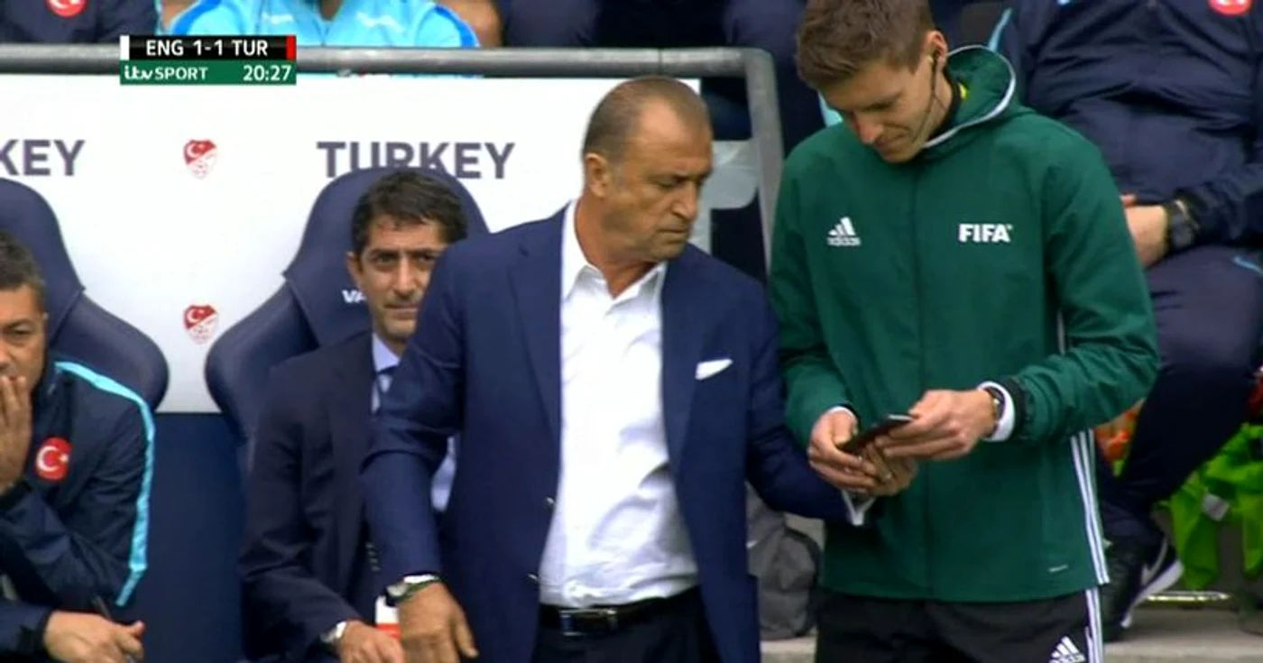 Fatih Terim s-a dus cu smartphone-ul la al patrulea arbitru şi i-a arătat offside-ul la golul lui Kane. A rămas însă fără dispozitiv pentru că nu avea voie să facă astaFoto: Captură video