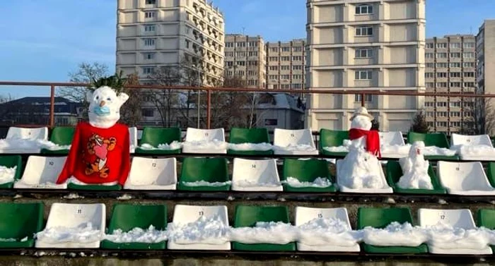 
    Fanii lui Sepsi au făcut oameni de zăpadă în tribunele Stadionului Municipal din Sf. GheorgheFoto:  Facebook / Sepsi  