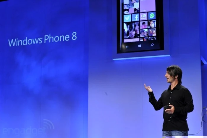 Joe Belfiore, directorul diviziei Windows Phone, prezintă versiunea care va fi lansată în toamnă. FOTO: Engadget
