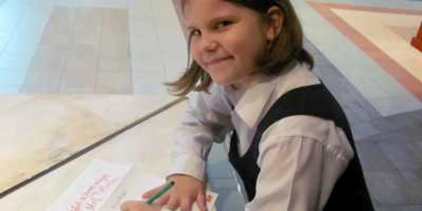 Micuţa Sara îi scrie lui Moş Crăciun cât de cuminte a fost