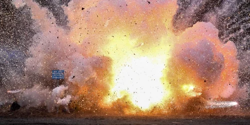 Artificii ilegale sunt detonate într o explozie controlată în Weisskeissel Germania FOTO AFP Patrick Pleul