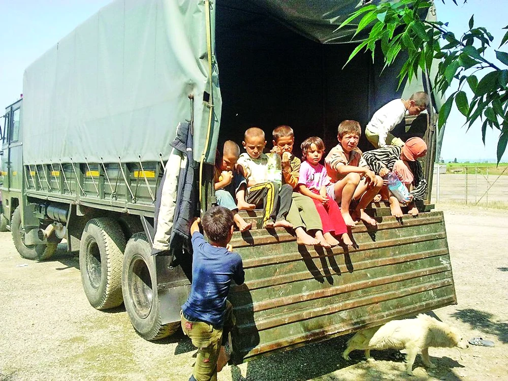 Cele 25 de persoane, printre  care 15 copii, au dormit o  noapte în acest camion