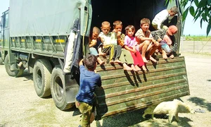 Cele 25 de persoane, printre  care 15 copii, au dormit o  noapte în acest camion jpeg