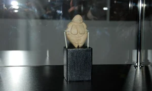 Venus de Piatra Neamț – Cea mai veche sculptură din piatră descoperită în România  jpeg