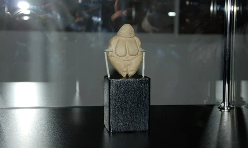 Venus de Piatra Neamț – Cea mai veche sculptură din piatră descoperită în România  jpeg