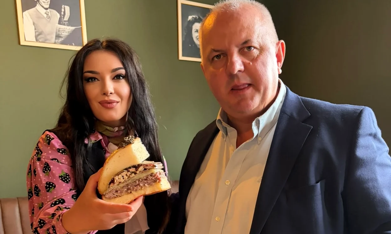 Avram Gral, patronul restaurantului ne-a servit cu o felie de burger delicios