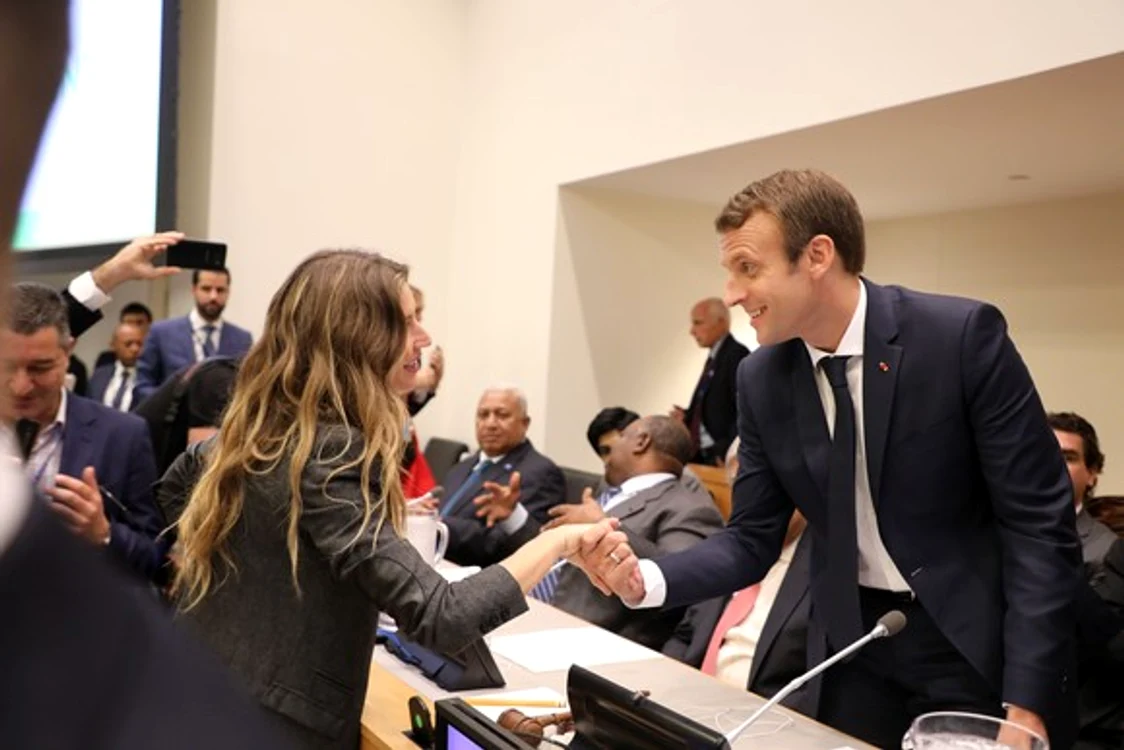 Emmanuel Macron shakes hands with Brazilian supermodel Gisele Bundchen NYC jpeg