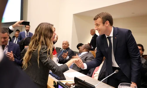 Emmanuel Macron shakes hands with Brazilian supermodel Gisele Bundchen NYC jpeg