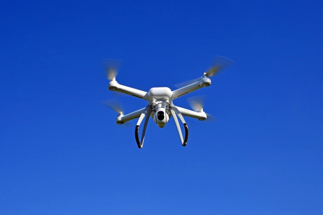 Dronele civile de orice fel, care generează o serie de provocări de securitate atât în cazul operaţiunilor sau obiectivelor militare vor putea fi distruse de militari FOTO Pixabay