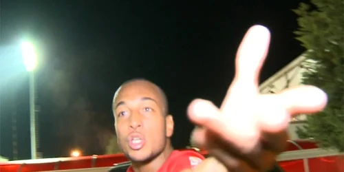 joel thomas agreseaza un cameraman Foto captura Digi Sport