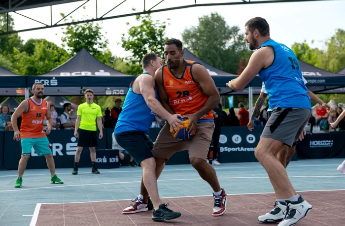 Benny Adegbuyi poate fi oprit cu greu pe terenul de baschet