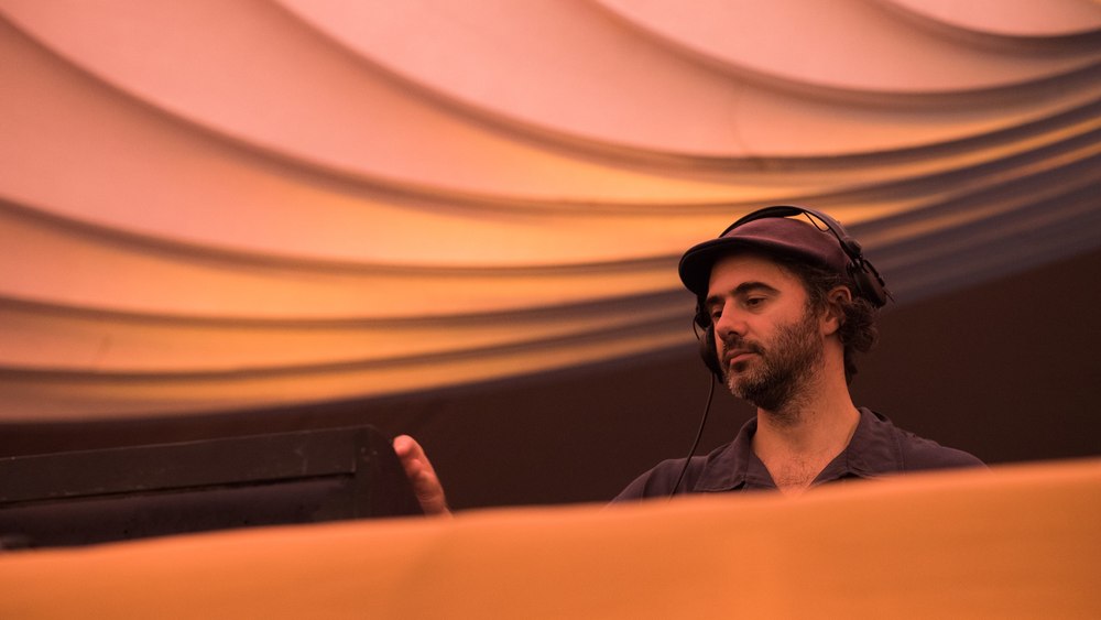 Un DJ român, lăudat de unul dintre cei mai mari producători muzicali din lume