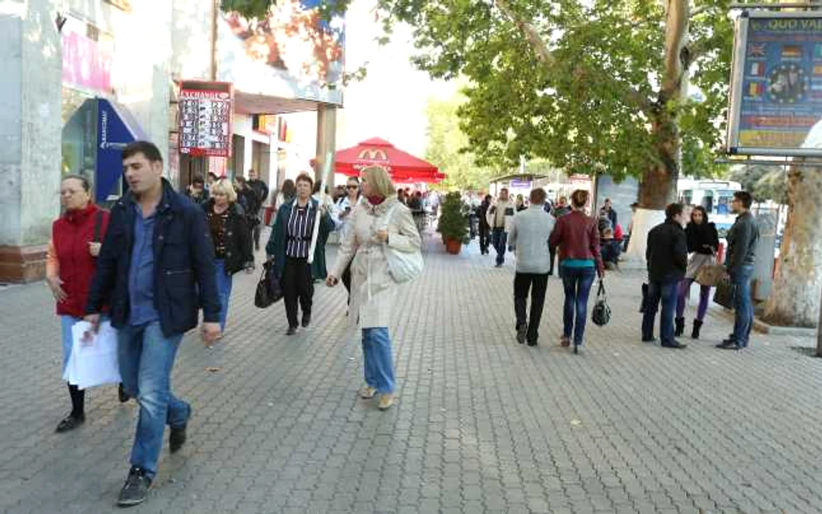 57% din moldoveni nu sunt mulţumiţi de felul în care trăiesc 