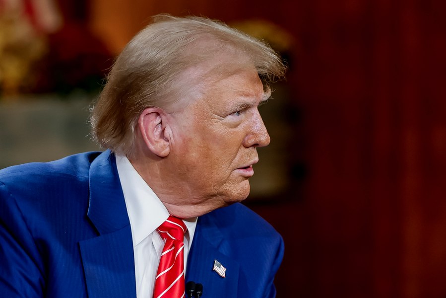 Final haotic de campanie pentru Trump: amenințări, insulte și dans