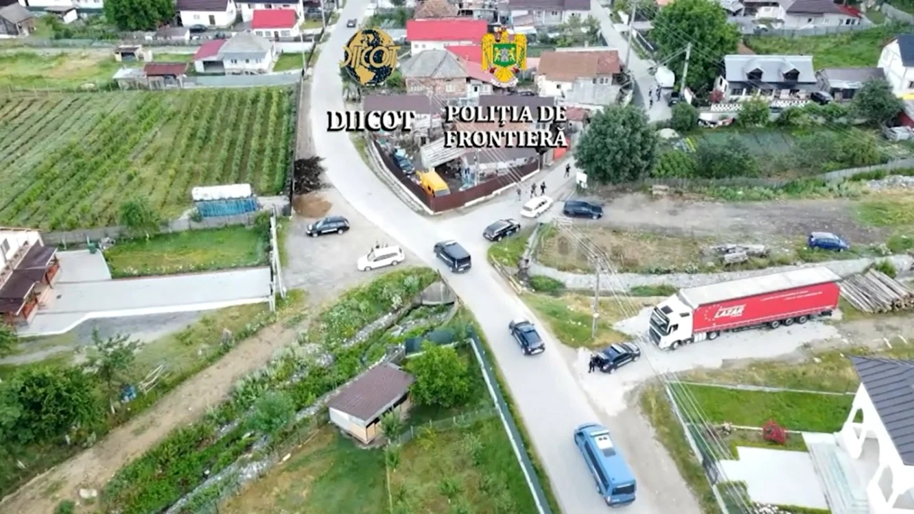 Percheziţii la o grupare de traficanţi din Vâlcea care transporta migranţi în frigidere şi sicrie Foto captură video DIICOT